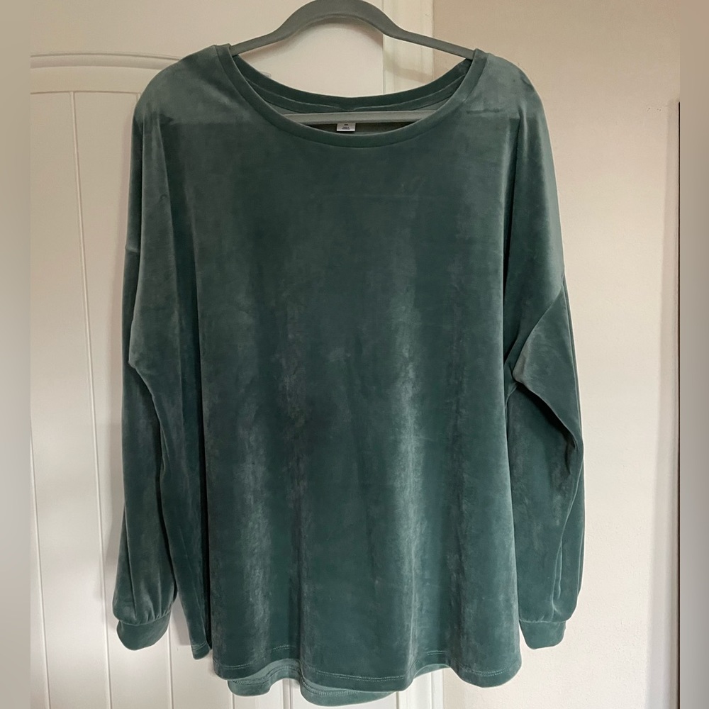 Green Velvet Long Sleeve Top 💫